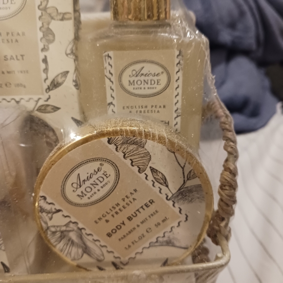 NWT! ARIOSE MONDE BATH SET (English Pear & Freesia) - Picture 9 of 14